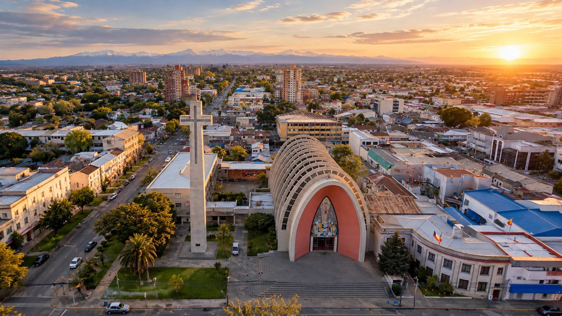 Vista aérea de la Catedral de Chillán y el centro de la ciudad, con la cordillera al fondo.